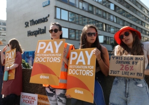 Hospital doctors in England start new strike over pay