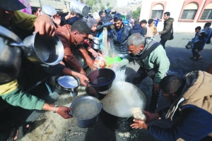 Gripped by hunger, Gazans queue for meagre food