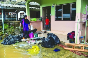 Tens of thousands hit by southern Thai flooding