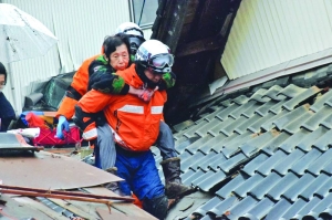 Japanese quake survivors face freezing rain, landslides threat