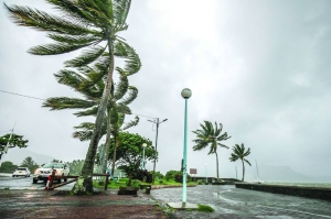 Floods hit Mauritius as tropical cyclone approaches