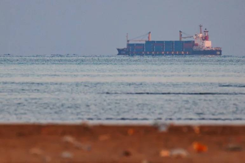 Missile strikes cargo ship off Yemen