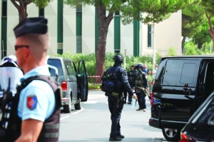 France hunts suspect after synagogue attack