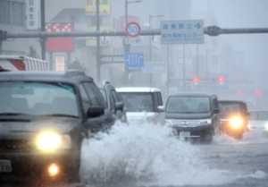 Typhoon shanshan strikes western Japan, disrupts transport