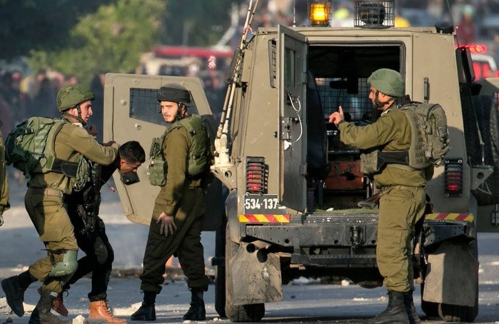 IOF arrests 25 Palestinians in West Bank