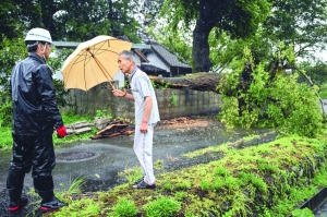 Typhoon Shanshan slams into south Japan