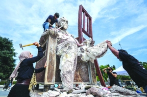 Syrian artist destroys statue outside UN in political message