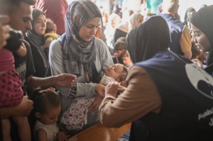 Gaza parents rush to vaccinate kids against polio despite fear of violence