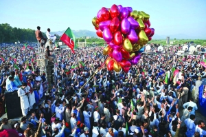 Thousands defy roadblocks in rally for former premier Khan