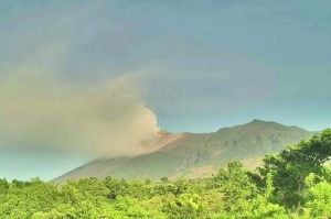 Hundreds flee as alert over Philippine volcano sounded