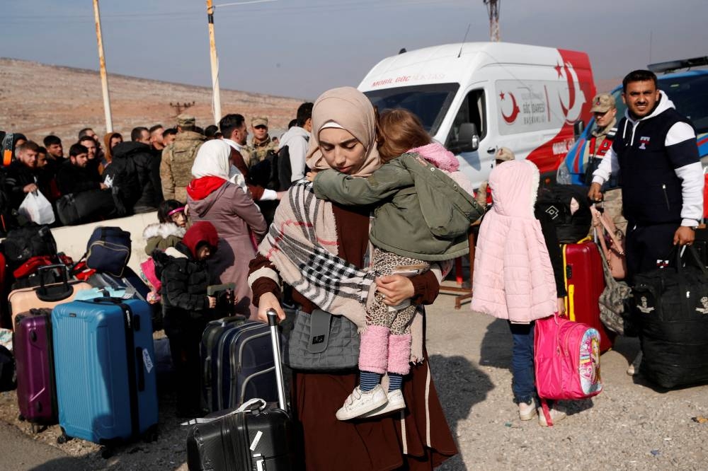 Tears and hope as Syrians return home from Turkiye