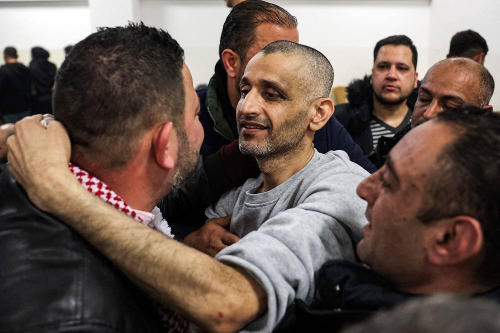 Crowds cheer, families hug as Palestinian prisoners released