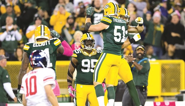 Photo: Green Bay Packers Clay Matthews hits New York Giants Eli