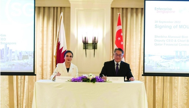 Sheikha Alanoud bint Hamad al-Thani, deputy chief executive officer and chief business officer, QFC, and Tan Soon Kim, assistant chief executive officer, Enterprise Singapore, sign the first MoU between QFC and a Singaporean organisation.