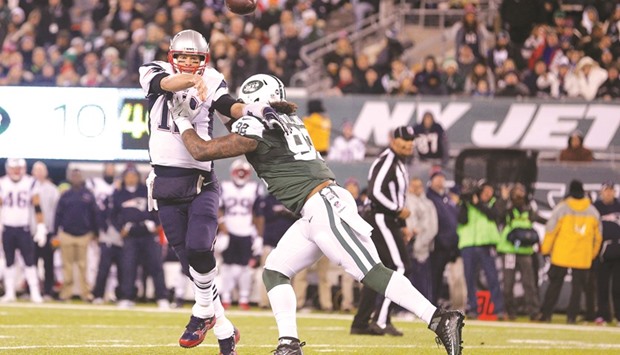 Brady ties Manning with 200th win, Patriots beat Jets 22-17