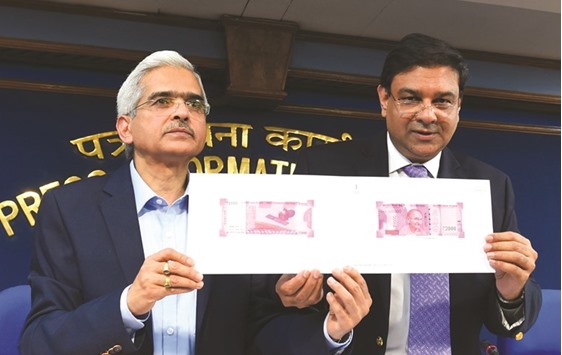 Economic Affairs Secretary Shashi Kant Das (left) and Governor of the Reserve Bank of India Urjit R Patel hold up a sample of the new Rs2,000 note at a press conference in New Delhi yesterday.