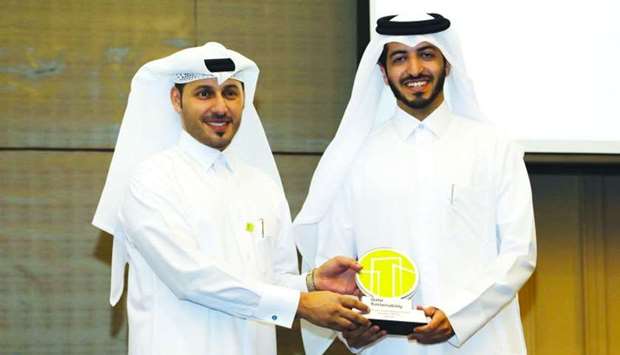 Hilal Saad al-Mohannadi, Qatargas head, Environment Regulatory and Compliance (right), receiving the award from Meshal al-Shamari, director, Qatar Green Building Council.