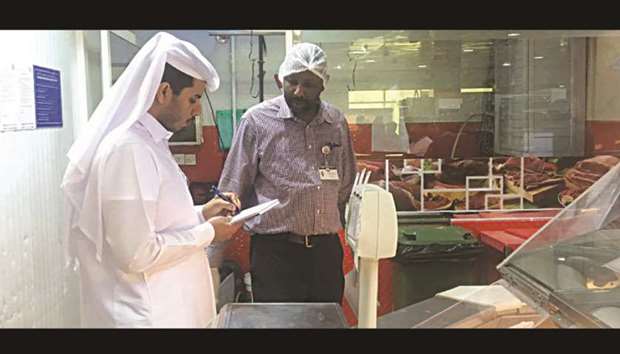 An inspection in progress at the meat section of an outlet in Al Rayyan Municipalityu2019s jurisdiction.