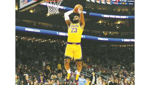 LeBron James puts on a show as Lakers defeat Hawks - Los Angeles Times