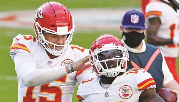 Mahomes, Chiefs clinch AFC West with 33-27 win over Dolphins