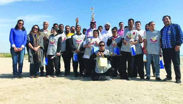 The General Awareness Team at Al Daayen Municipality conducted a cleanliness drive at Simaisma Beach with the participation of Shafallah Centre employees. Al Daayen Municipality director Rashid al-Khayarin and the Gardens Department head Fahd al-Kaabi were present. Souvenirs were distributed to the participants. The drive was initiated as part of the municipalityu2019s keenness to ensure community partnership in cleaning initiatives and spreading awareness about the importance of maintaining cleanliness.