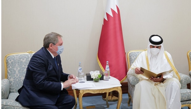 The message from Russian President Vladimir Putin is handed over to His Highness the Amir Sheikh Tamim bin Hamad Al-Thani by Russian Energy Minister Nikolay Shulginov