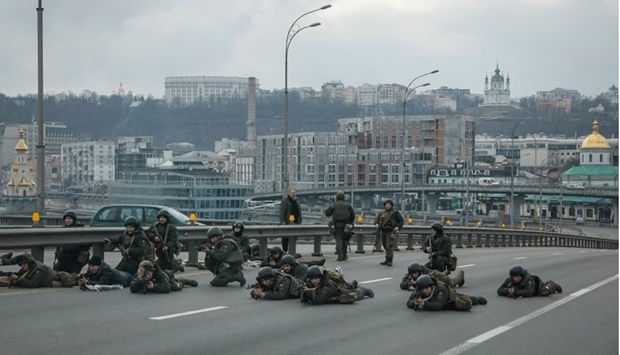 Servicemen of the Ukrainian National Guard take positions in central Kyiv, after Russia launched a massive military operation against Ukraine. REUTERS