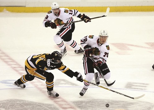 Chicago Blackhawks rout Pittsburgh Penguins
