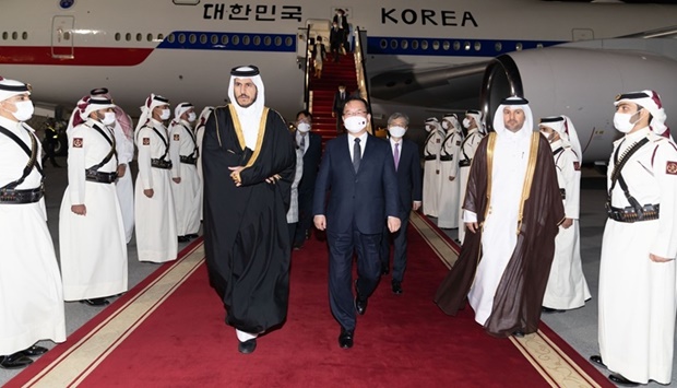 HE the Minister of Commerce and Industry Sheikh Mohammed bin Hamad bin Qassim Al Abdullah Al-Thani welcomes the Prime Minister of South Korea Kim Boo-kyum at Doha International Airport