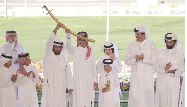 The Amir crowned the winners of the final four rounds of the Al Hail and Al Zamoul competitions (open rounds) for the camels of Sheikhs on the golden trophies.