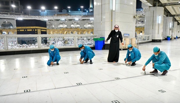 The General Presidency for the Affairs of the Two Holy Mosques removed social distancing stickers at the Grand Mosque on Saturday.