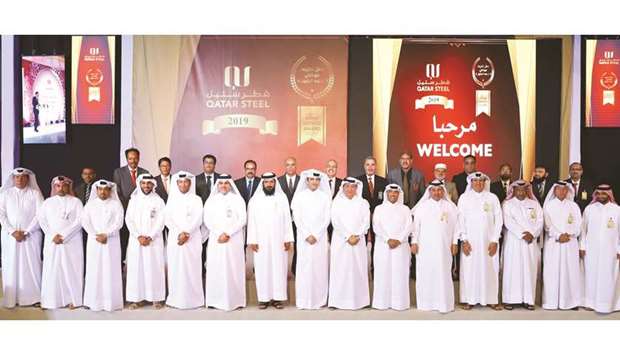 Qatar Steel officials with the recipients of this yearu2019s awards.