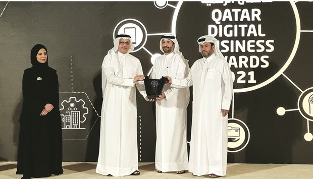 Officials of Meeza receiving the award from HE the Minister of Communications and Information Technology Mohamed bin Ali al-Mannai.
