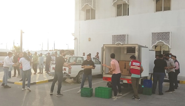 QRCS and KPMG Qatar distribute Iftar meals to labourers.