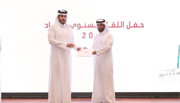 HE Sheikh Mohamed bin Hamad bin Qassim al-Thani, the Minister of Commerce and Industry, giving letter of appreciation at u20182021u2019s Harvestu2019 ceremony.