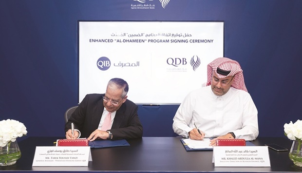 Tarek Fawzi, QIB Wholesale Banking Group general manager, and Khalid Abdulla al-Mana, executive director of Business Finance at QDB, signing the agreement.