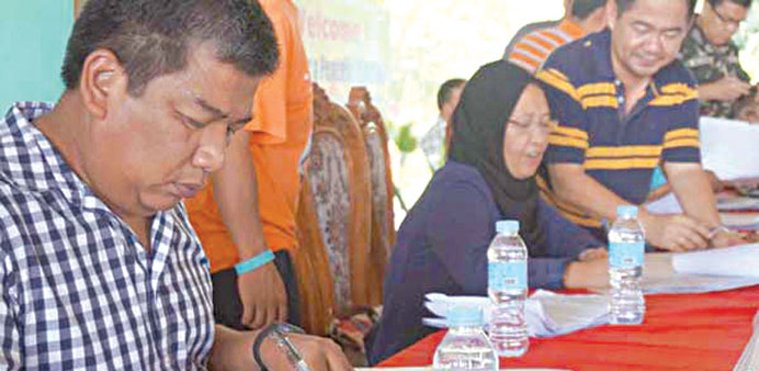 ARMM governor Mujiv Hataman and Basilan governor Jum Akbar at the signing of the agreement for peaceful conduct of elections in Basilan.