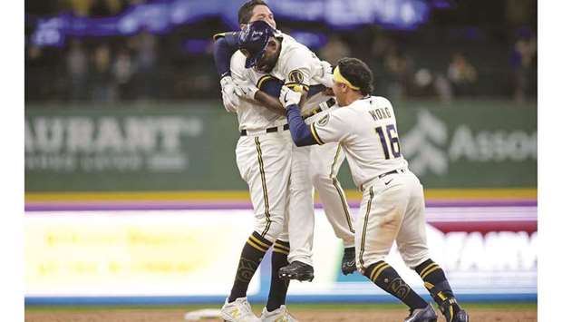 Bradley's hit in 10th gives Brewers 6-5 victory over Padres