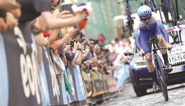 Team BikeExchange Jayco Mitcheltonu2019s British rider Simon Yates competes during the second stage of the Giro du2019Italia 2022 cycling race, a 9.2 kilometres individual time-trial in Budapest, Hungary, yesterday. (AFP)