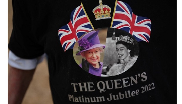 A visitor wearing a tshirt picturing Britain's Queen Elizabeth II, arrives at The Mall, in London, on June 1, 2022.