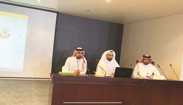 The workshop was presented by engineer Khaled al-Saleh in the presence of a number of officials in Al Wakra Municipality and representatives of local food establishments.