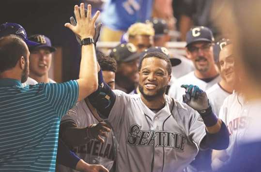 Thanks to Yadier Molina, Nelson Cruz obtained an in-game photo with umpire  Joe West