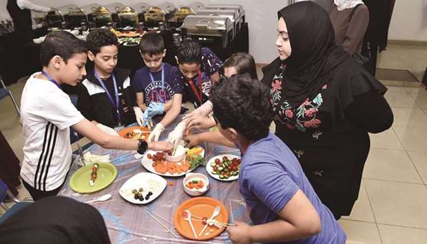 Al-Bawasil Health Club participants choosing healthy snacks.