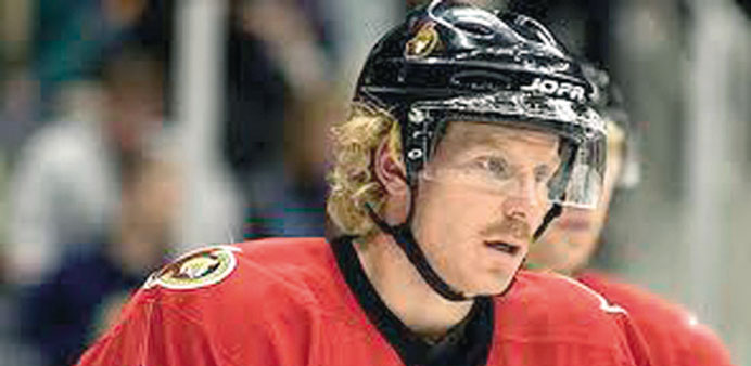 Ottawa Senators right wing Daniel Alfredsson loses his helmet and