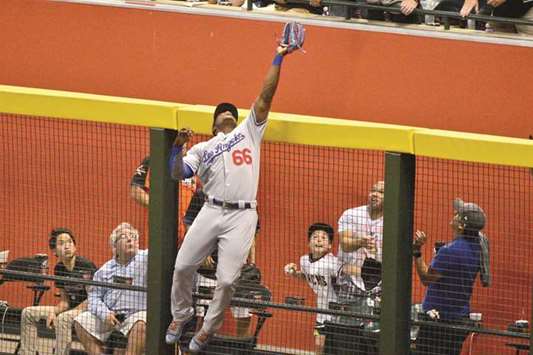 Yasiel Puig homers in 11th, Dodgers beat Reds