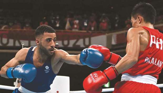 Philippinesu2019 Carlo Paalam (right) and Britainu2019s Galal Yafai fight during their menu2019s flyweight (48-52kg) final bout during the Tokyo Olympic Games at the Kokugikan Arena. (AFP)