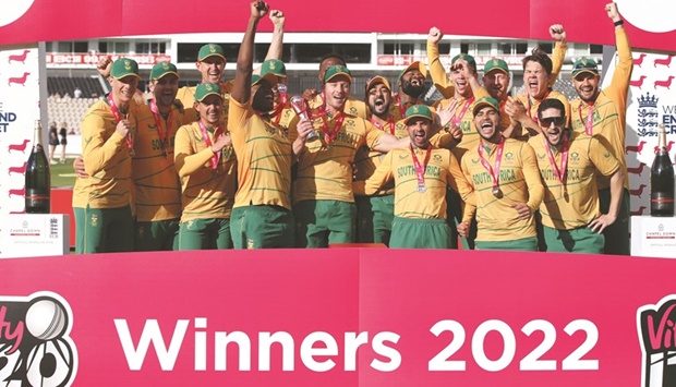 South Africau2019s David Miller (centre) holds the trophy as he celebrates with teammates after victory in the third T20 international against England at The Ageas Bowl in Southampton, southern England, yesterday. (AFP)