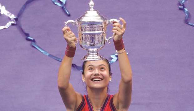 Britainu2019s Emma Raducanu celebrates with the trophy after winning the US Open at the USTA Billie Jean King National Tennis Centre in New York on Saturday. (AFP)