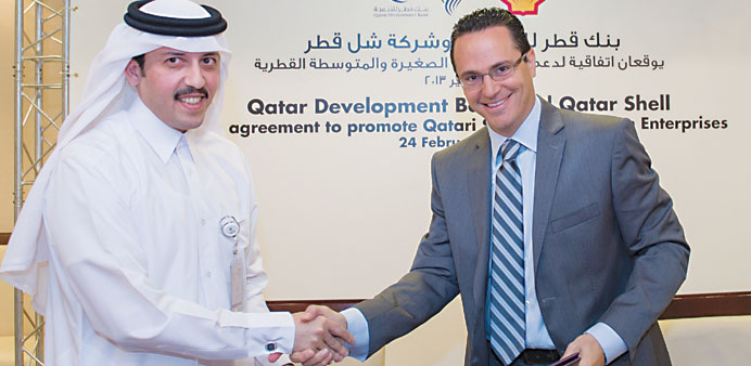 Sawan (right) and al-Mahmoud sign the agreement to facilitate the involvement of SMEs in Shell projects in Qatar.