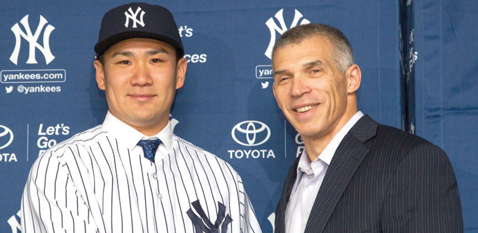 Former New York Yankees catcher Joe Girardi, right, shakes hands